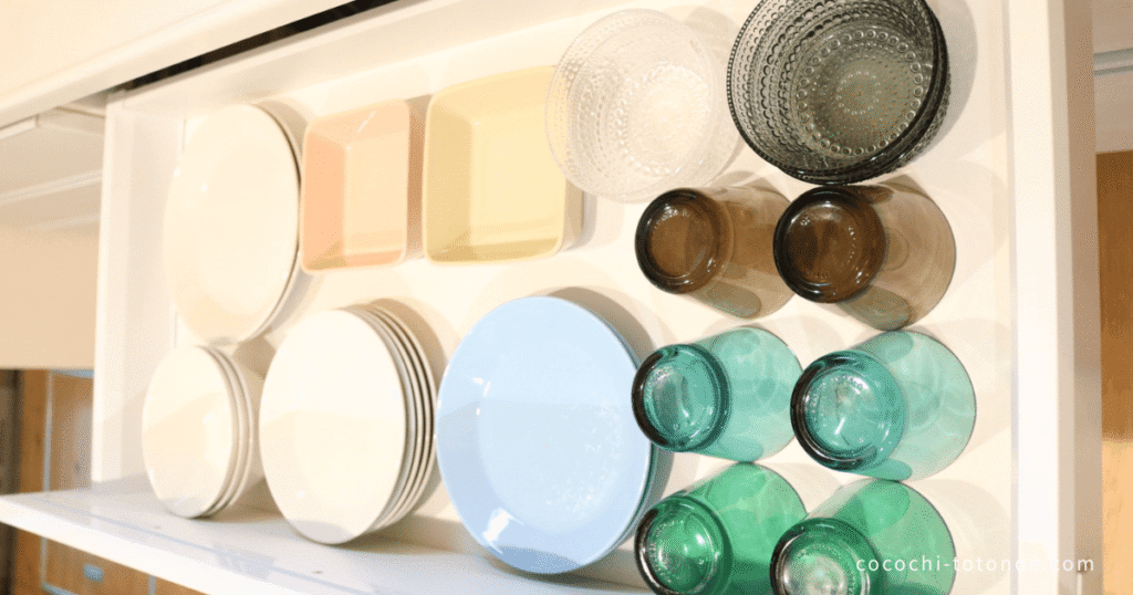 食器棚の引き出しの中はお気に入りのイッタラの食器で揃えています