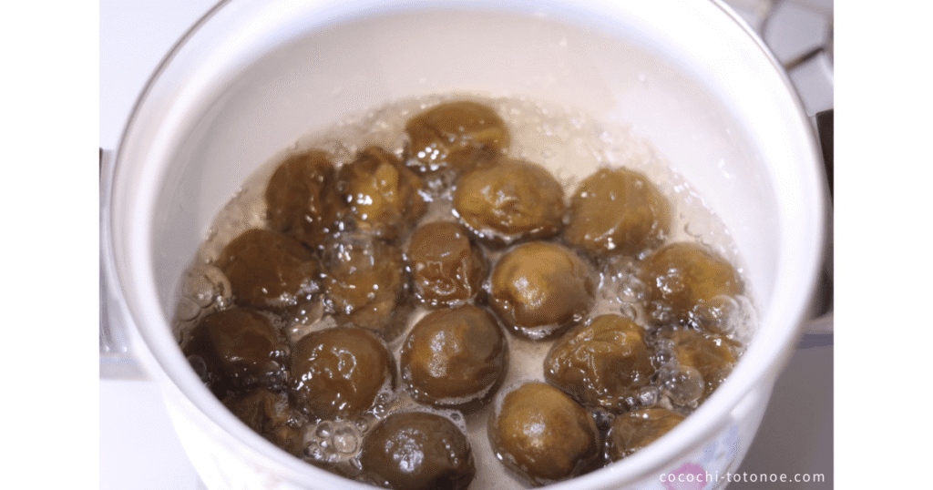 梅シロップの残った梅を鍋で煮てジャムを作る様子2