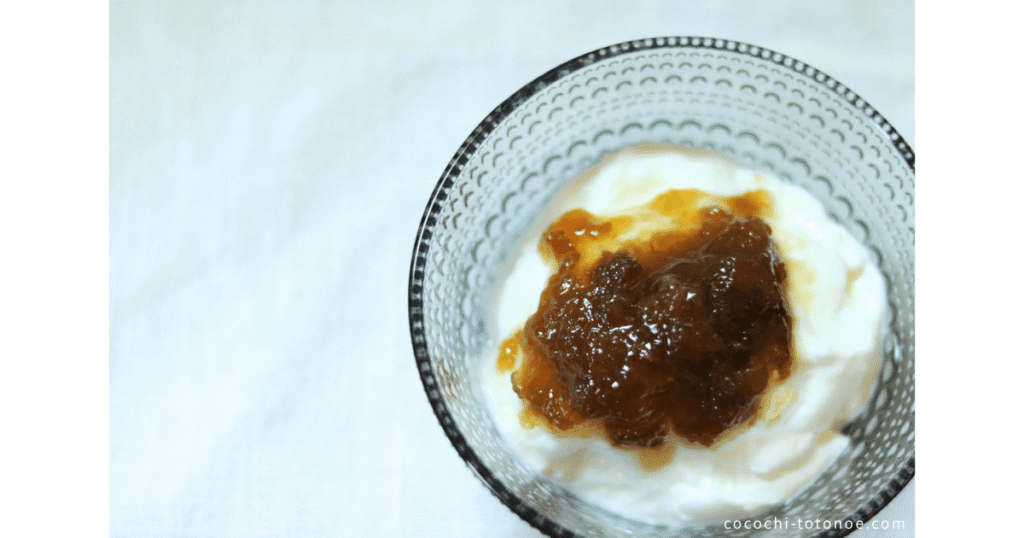 グリークヨーグルトに梅ジャムをかけた朝食